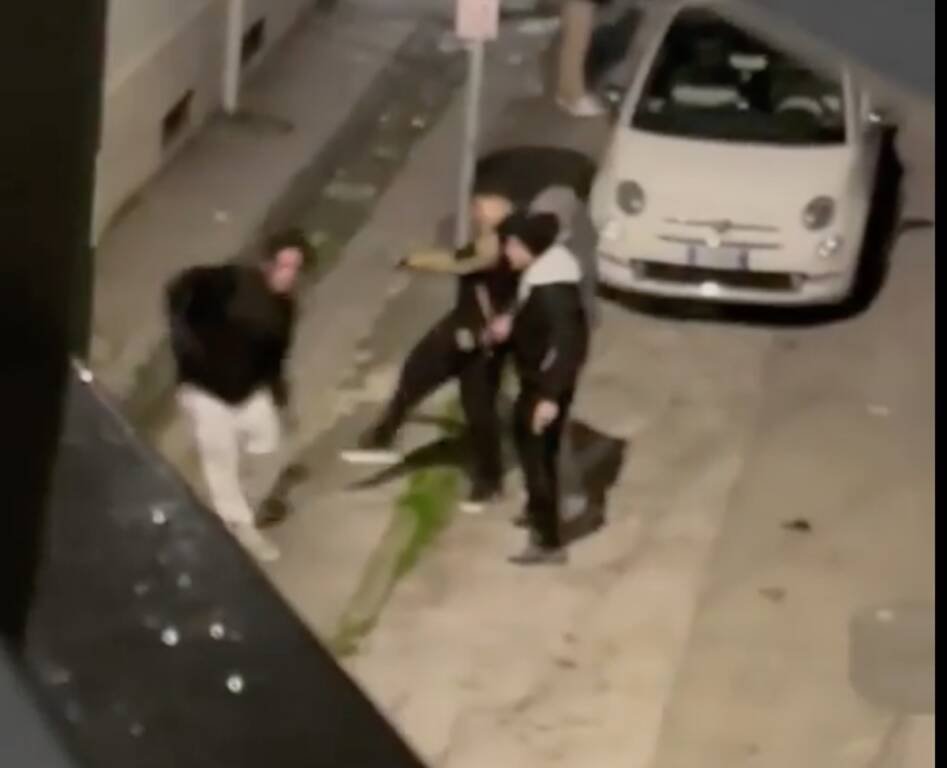 A Soccavo pestano ragazzo in strada e lo minacciano con una pistola: “Ti sparo in testa”. Il video