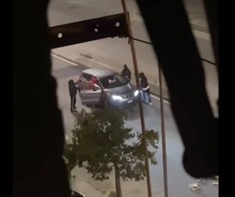 Accerchiato e rapinato al rione Conocal: il video virale sui social