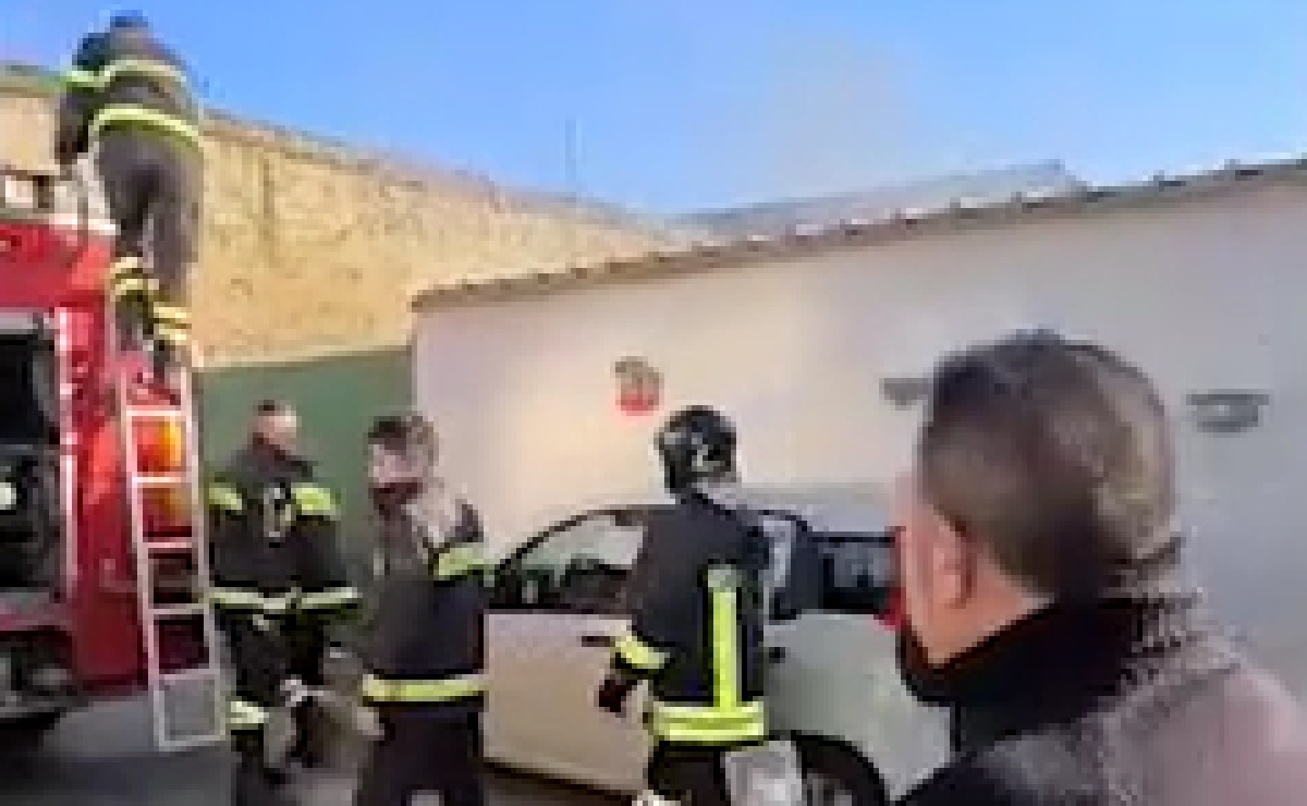 Napoli, bruciano rifiuti pericolosi e aggrediscono giornalista. VIDEO