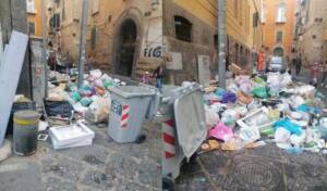 Napoli, cumuli di rifiuti e miasmi assediano la scuola dell’infanzia...