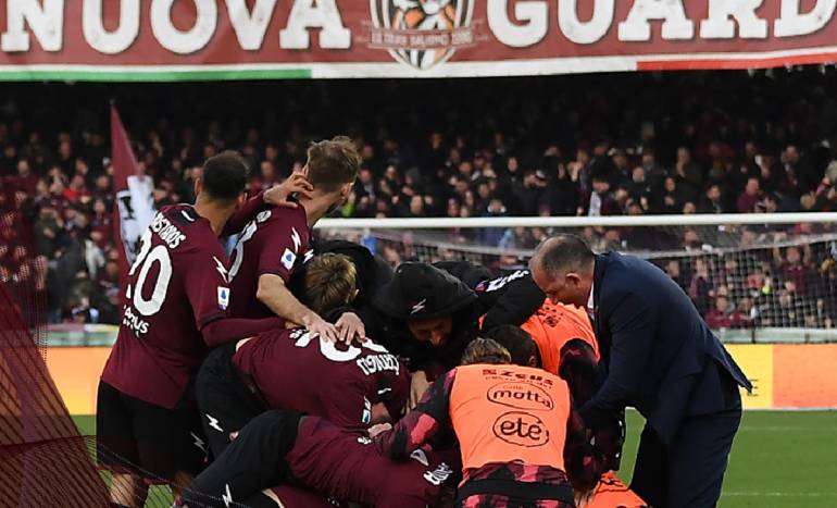 I ragazzi del Liceo Alfano presentano il nuovo inno della Salernitana