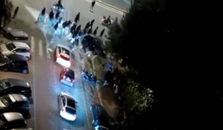 Scontri a Roma: ultras della Stella Rossa aggrediscono tifosi romanisti, due feriti. VIDEO
