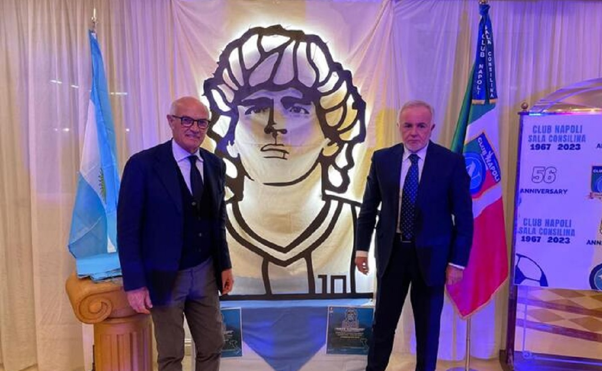 Al Club Napoli di Sala Consilina una scultura in ferro di Maradona