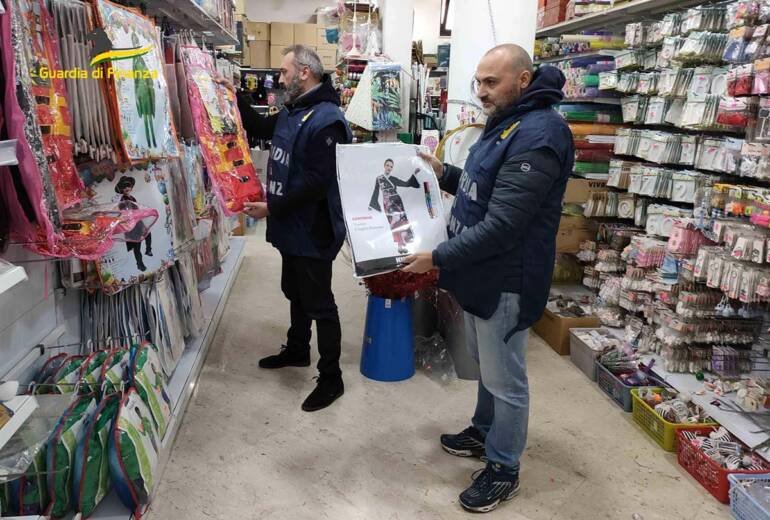 Napoli, carnevale sicuro: sequestrati 1,8 mln di articoli contraffatti