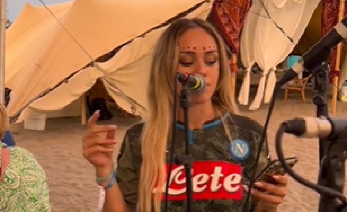 Shari, il TikTok con la maglia del Napoli: “Quest’anno vinciamo lo Scudetto”. VIDEO