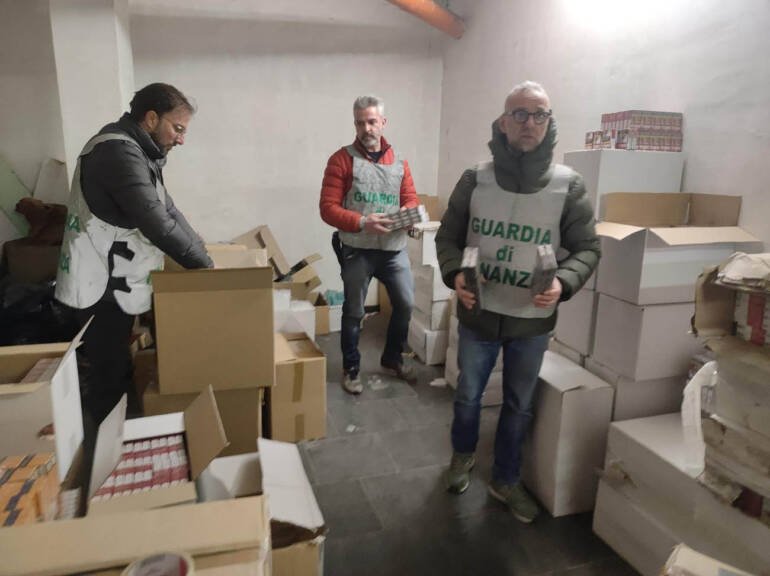 A Capua arrestato contrabbandiere: sequestrati 5 quintali di sigarette