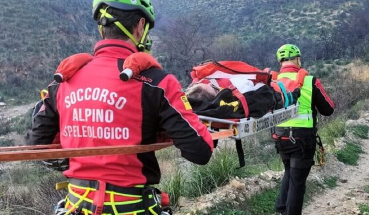 Turista americana cade lungo sentiero a Mondragone, recuperata e trasferita in ospedale