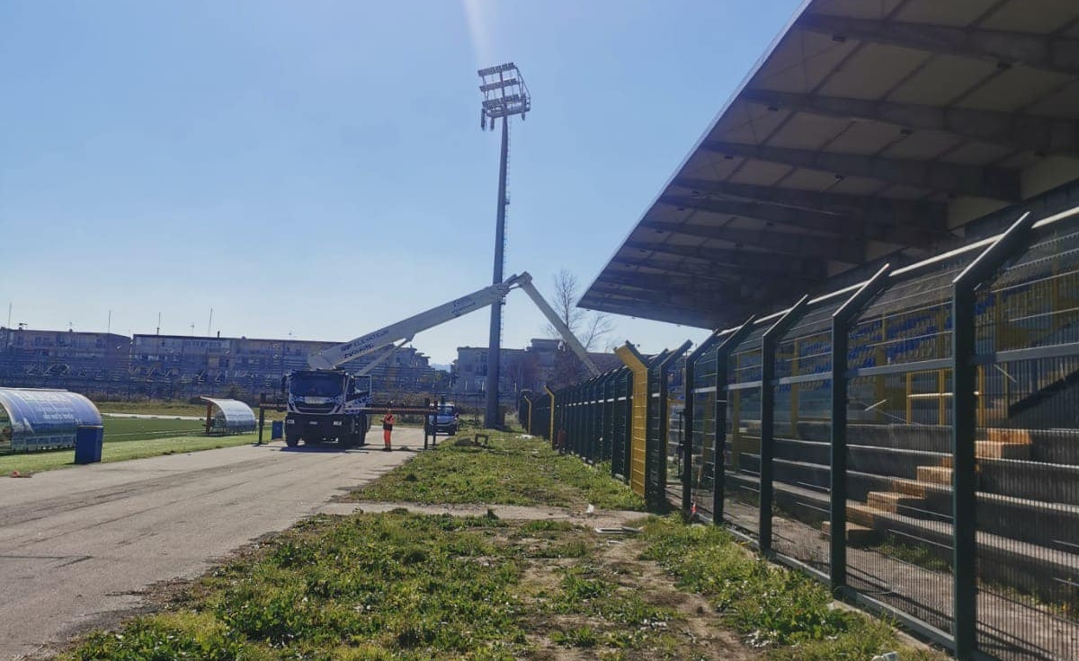 Vandali allo stadio De Cristofaro a Giugliano, il sindaco: “Un brutto segnale”