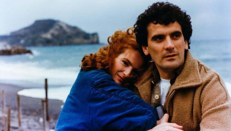 Intitolata a Troisi spiaggia di Bacoli del bacio con De Sio