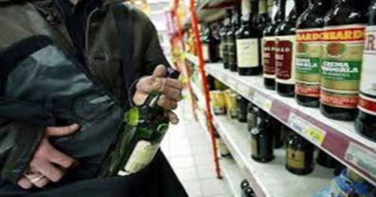 Napoli, ucraino ruba vino da un negozio: arrestato