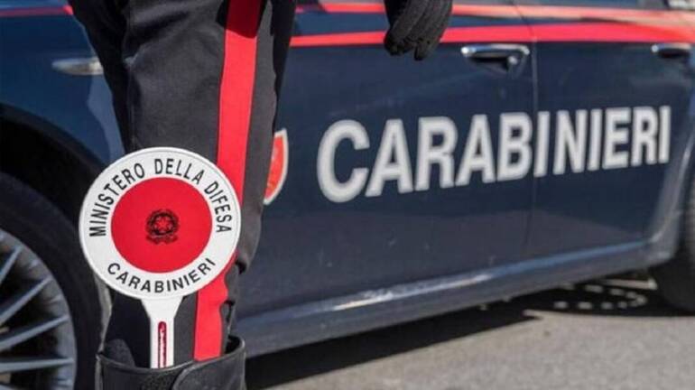 Due campani arrestati a Crotone con pistole e 47mila euro in auto