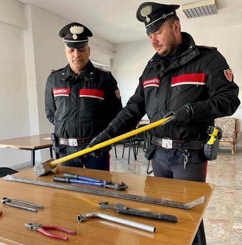 capua furto materiale industriale