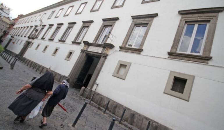 Curia di Napoli a parroci: a Pasqua niente allestimenti maestosi