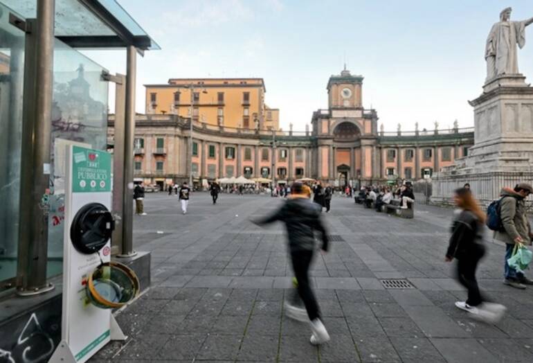 Controlli in piazza Dante a Napoli: sequestrati scooter, giovani segnalati per droga