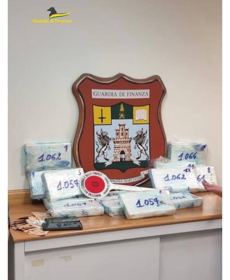 Caserta, sequestrati 15 kg di cocaina: arrestato corriere rumeno