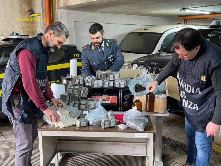 Colpo ai narcos di Castel Volturno: sequestrati 77 chilogrammi di hashish. Tre arresti