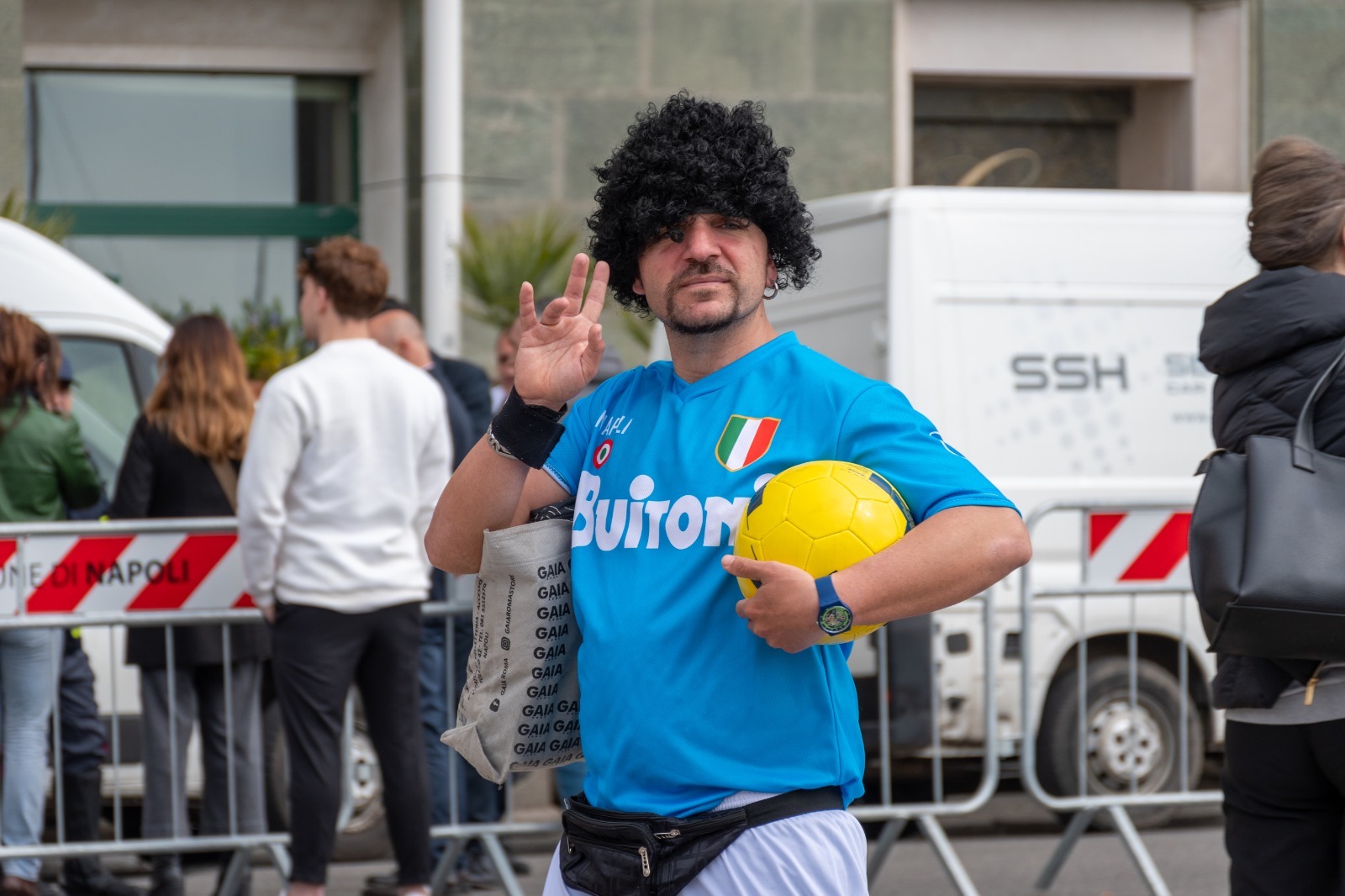 Danni dei tifosi del Francoforte, un flashmob per aiutare i commercianti di piazza del Gesù