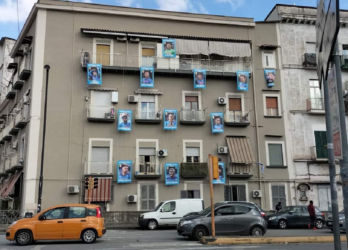 La formazione del Napoli “schierata” sulla facciata di un palazzo