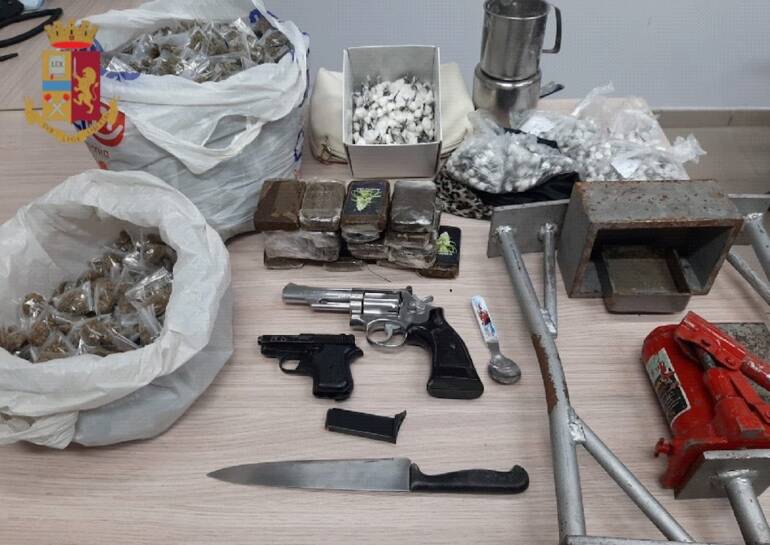 Frattamaggiore, rinvenute armi e droga in un’auto. Tre persone denunciate