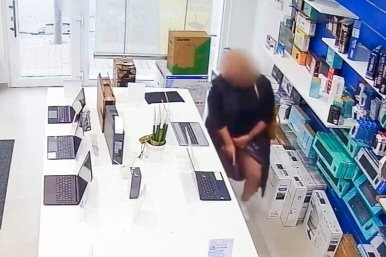 La ladra si infila il computer sotto la gonna, sui social il video del furto nel Casertano