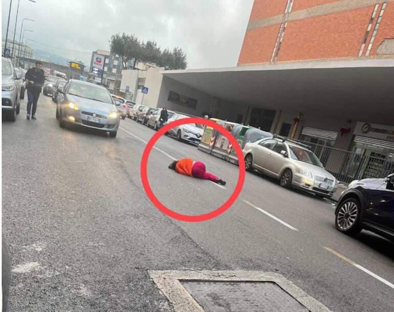 Napoli, donna investita da scooter. Il pirata della strada fugge via lasciando la vittima sull’asfalto
