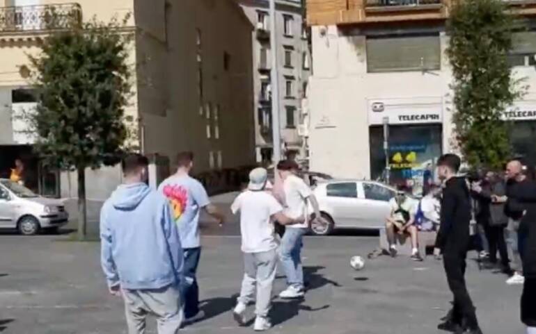 Italia Inghilterra, clima disteso a Napoli: partitella in strada tra tifosi. VIDEO