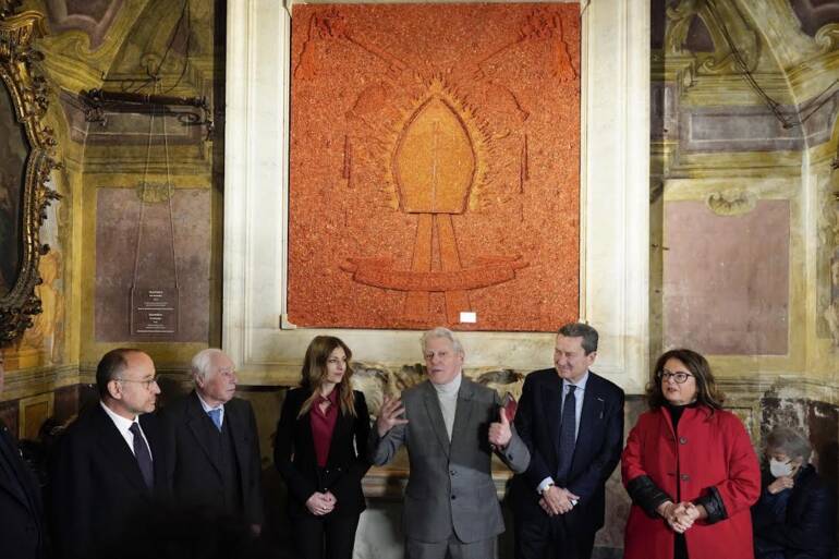 Napoli, donate due opere in corallo dell’artista fiammingo Jan Fabre