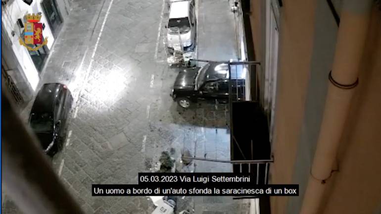 Napoli sfonda saracinesca box