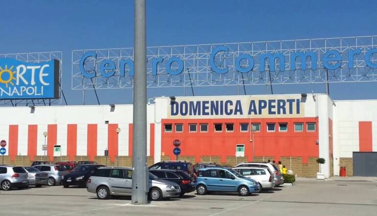Tentano rapina ad una coppia nel parcheggio del centro commerciale di Afragola, arrestati