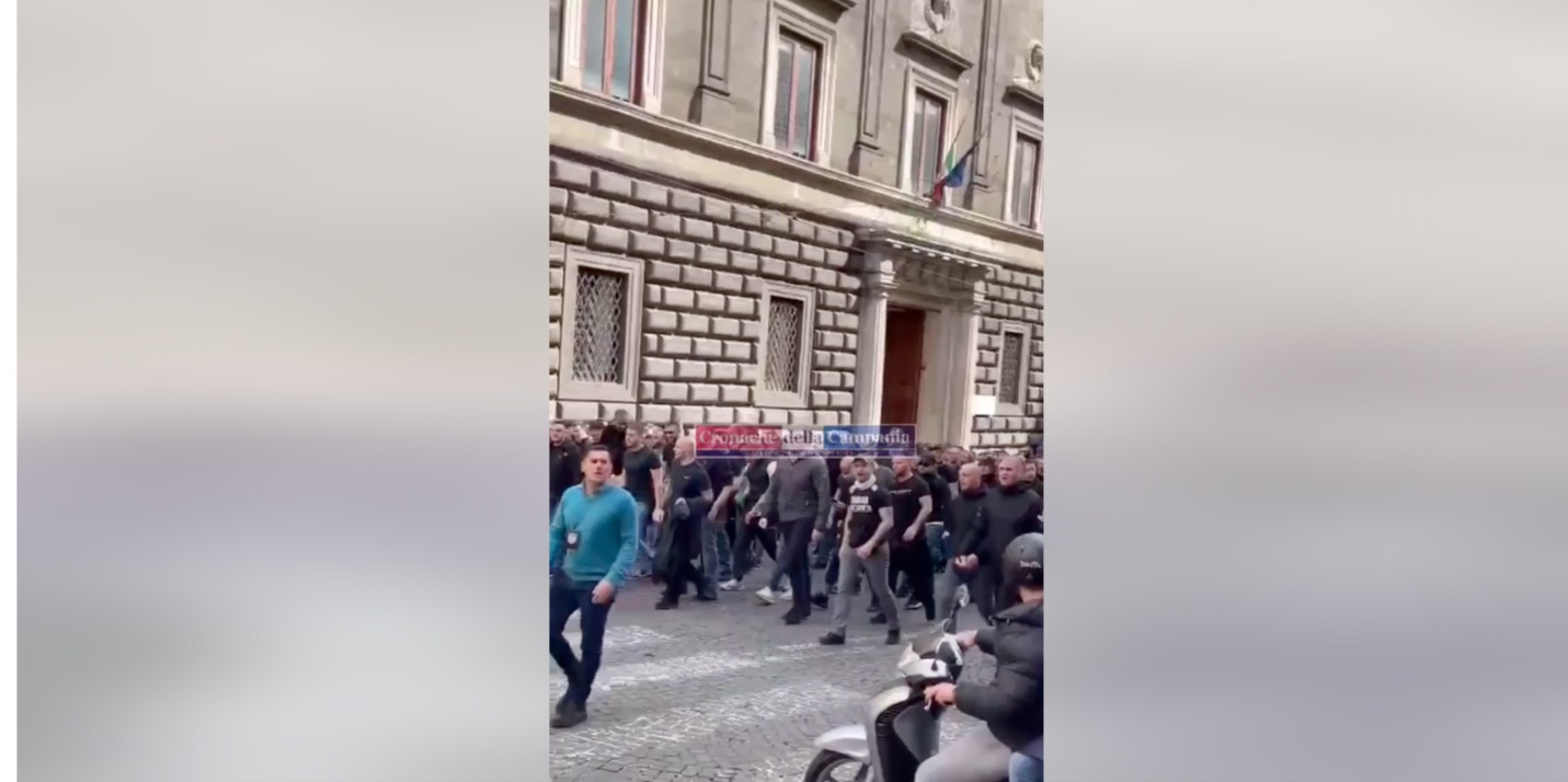 La vergogna del corteo dei tifosi tedeschi per il centro di Napoli VIDEO