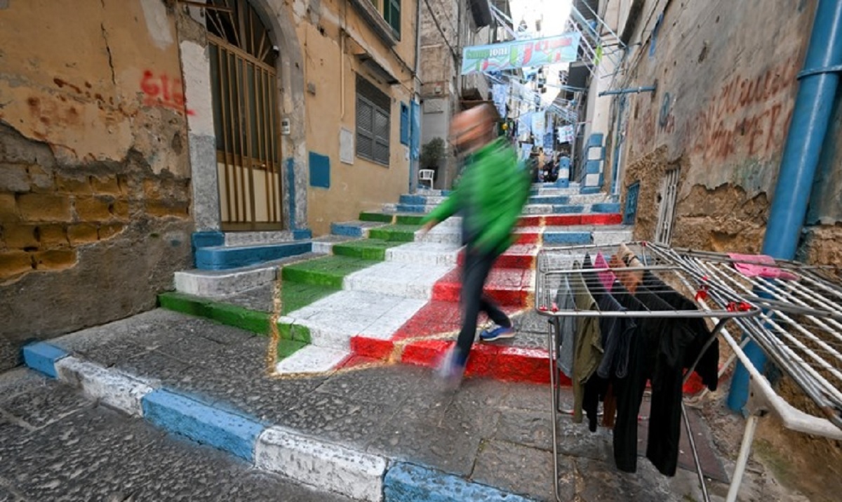 Vicoli e scale tinte d’azzurro, Napoli si trucca per il terzo scudetto