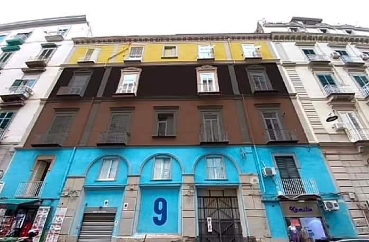 La Osimhen mania a Napoli non si ferma: la facciata di un palazzo dedicata al campione nigeriano (per finta però)