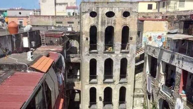 Torre Annunziata, al via i lavori per la demolizione di Palazzo Fienga: nascerà un parco urbano