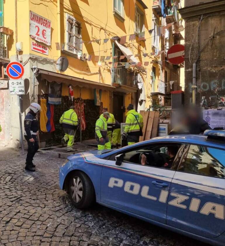 Quartieri Spagnoli, rimossi 52 paletti abusivi