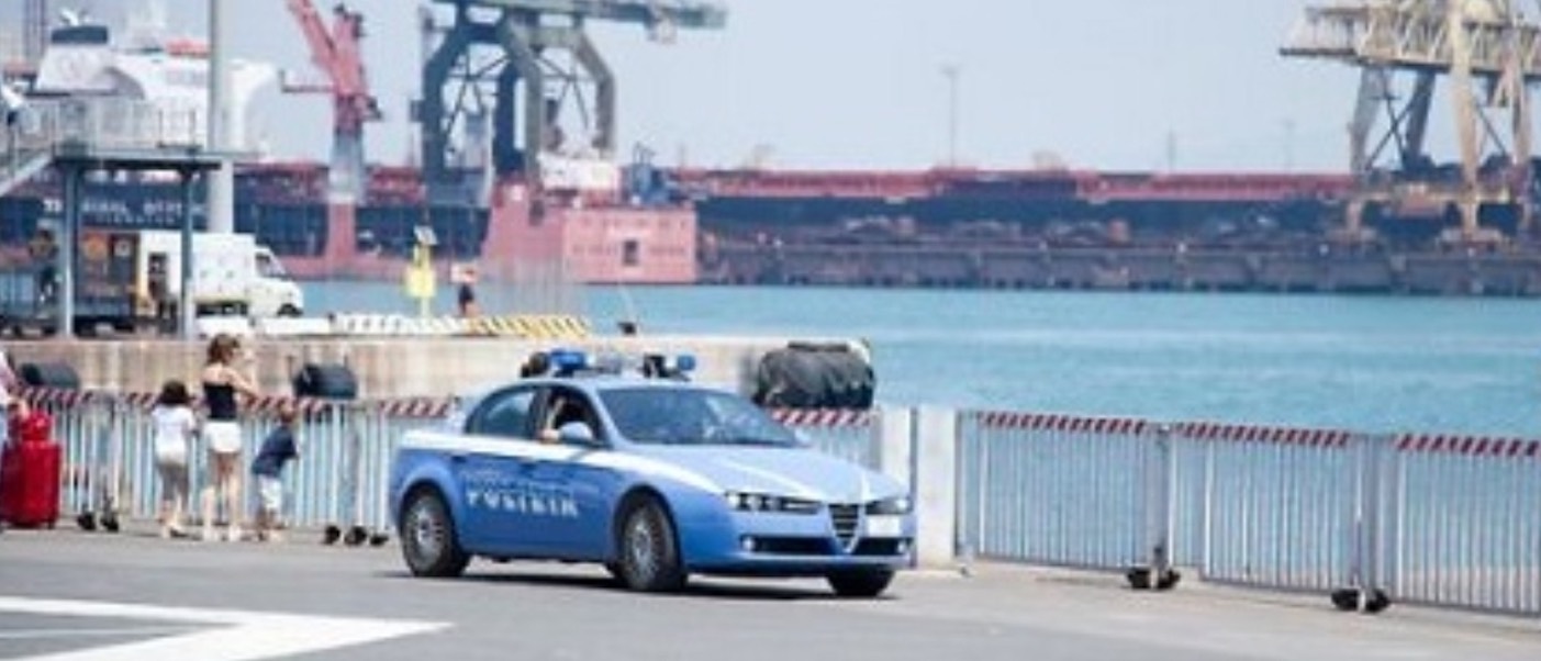 Napoli poliziotta stuprata porto