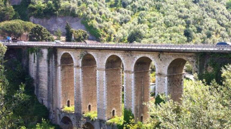 Vico Equense, 50enne tenta il suicidio dal ponte di Seiano: salvato dagli agenti di polizia