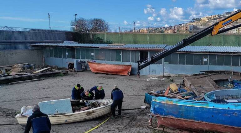 La spiaggia di largo Sermoneta a Napoli ripulita e liberata dalle barche abbandonate