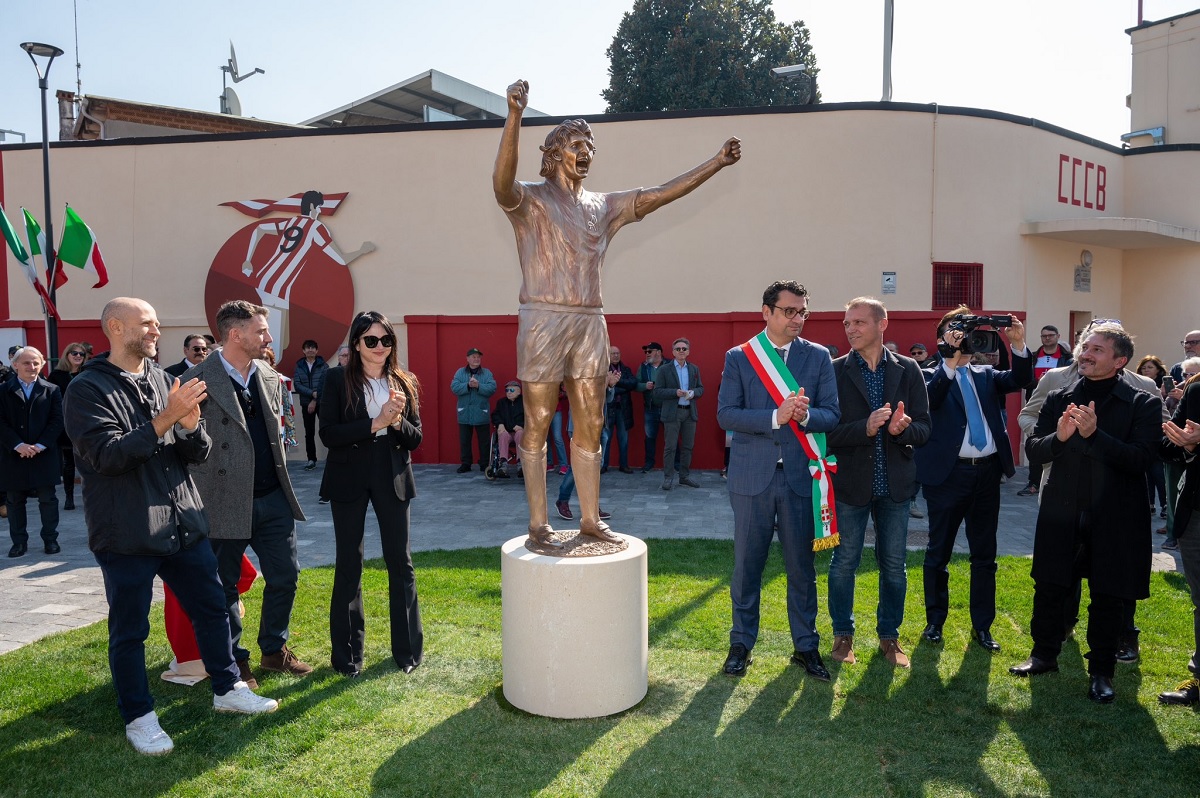 Allo stadio Menti di Vicenza svelata statua di Paolo Rossi dello scultore Sepe