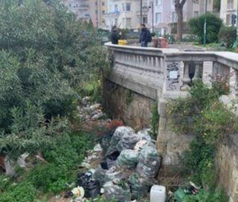 A Napoli il belvedere di via Aniello Falcone diventa una discarica a cielo aperto
