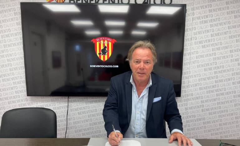 Tensione a Benevento, Agostinelli cerca il miracolo. Aggredito calciatore