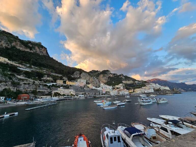 ‘InfoParking’, Amalfi lancia l’APP che consente di conoscere in tempo reale i posti disponibili nei parcheggi pubblici