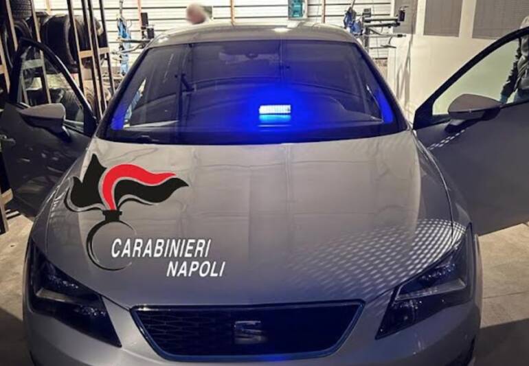 Nola, i carabinieri fermano auto con dentro lampeggianti e ricetrasmittenti. Arrestato 20enne incensurato