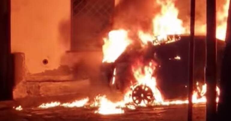 Bacoli, misterioso incendio nella notte: in fiamme una Bmw