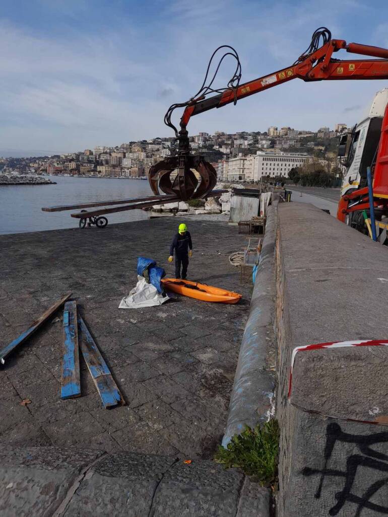 Napoli, rimosse le ultime barche di una famiglia criminale che occupavano l’area abusivamente