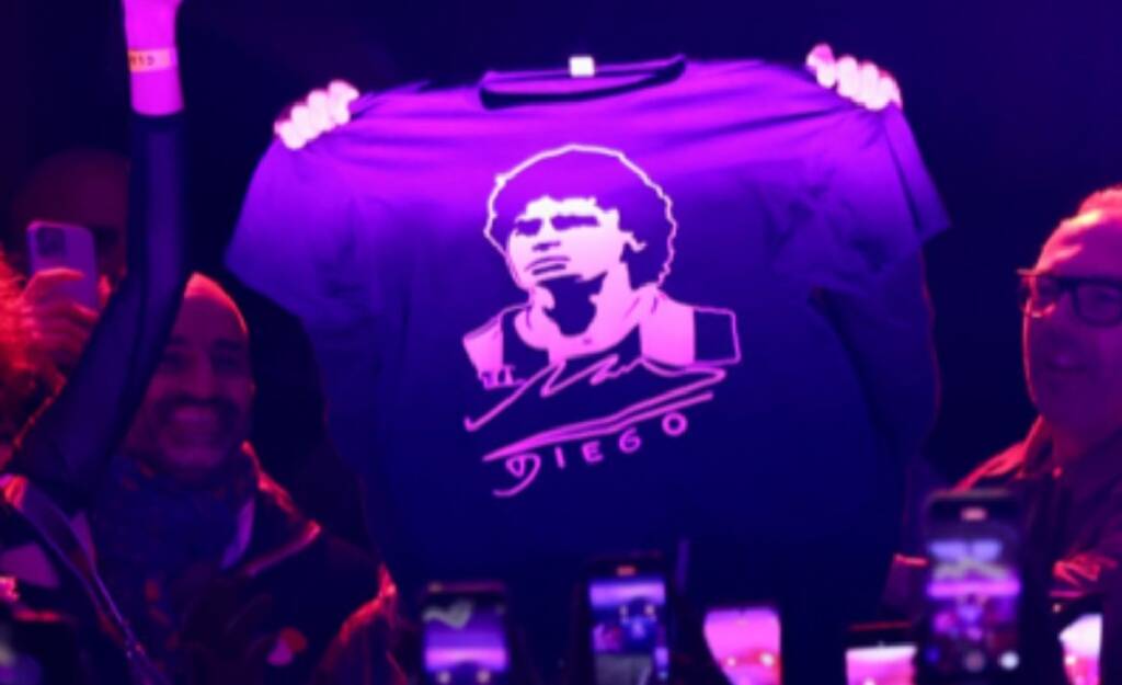 Bob Sinclar show, festa al Club Partenopeo e omaggio a Maradona: “Forza Napoli!”. VIDEO