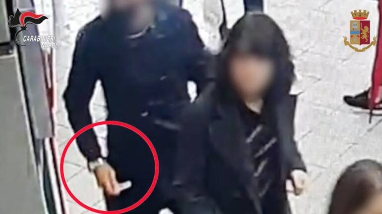Napoli, arrestati i borseggiatori della Metro. Il video