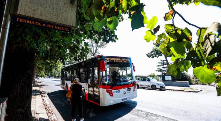 Napoli, su bus senza biglietto: aggredisce dipendente Anm. Arrestato 22enne