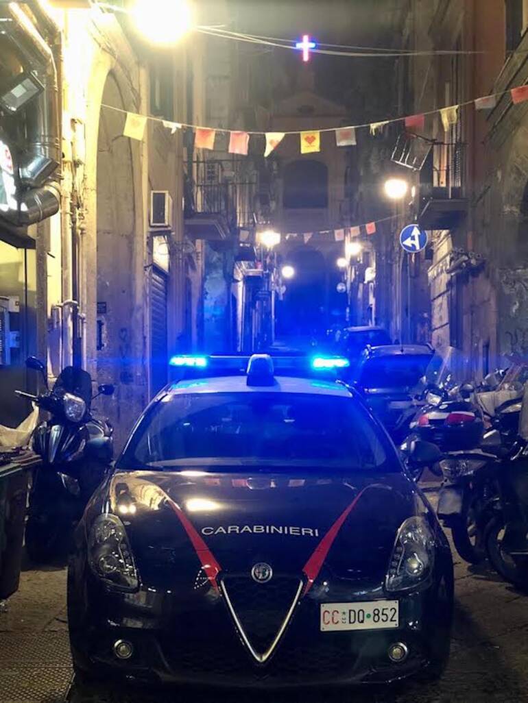 Napoli, minorenne armato di coltello fermato nella movida di piazza Bellini