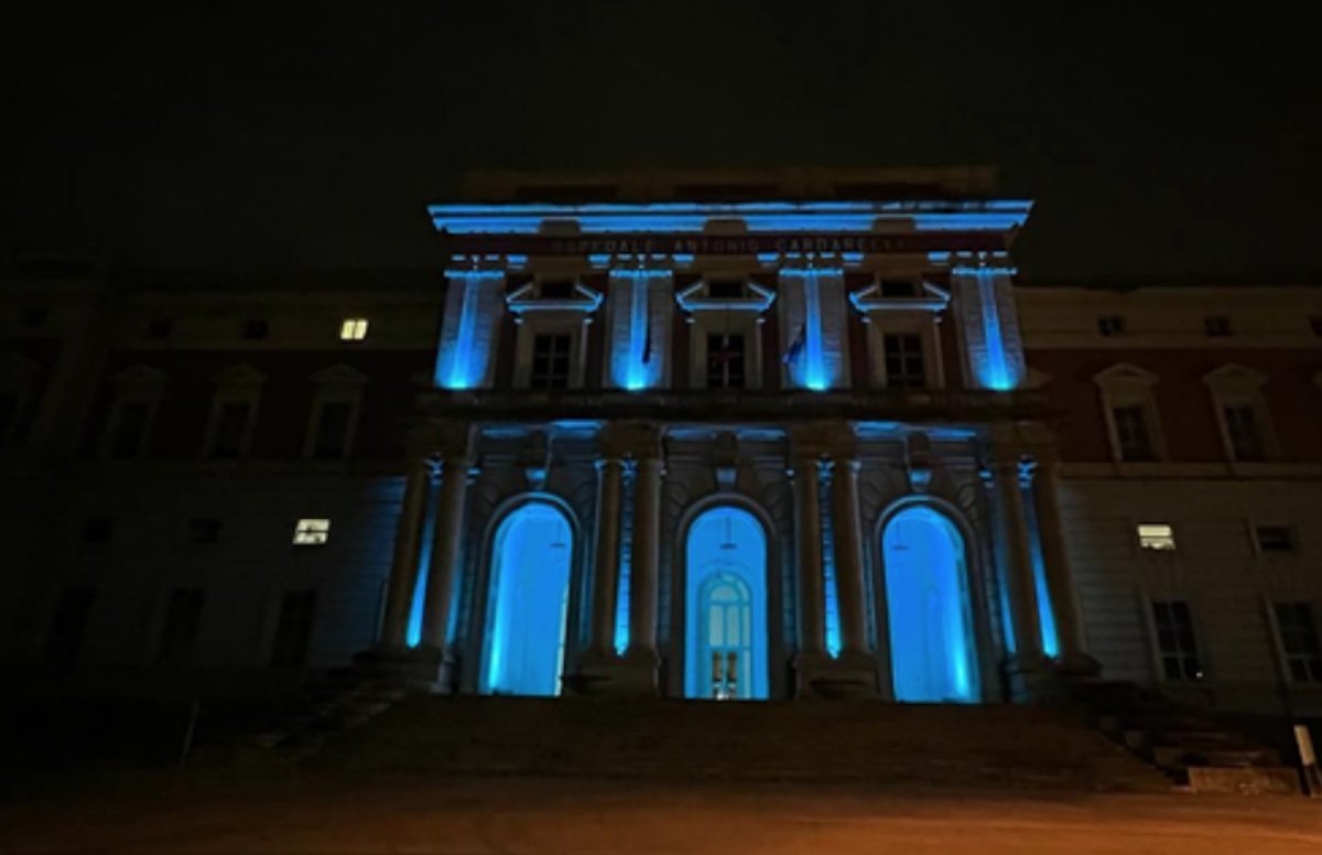 Napoli, anche l’ospedale Cardarelli e Palazzo Reale si tingono di azzurro