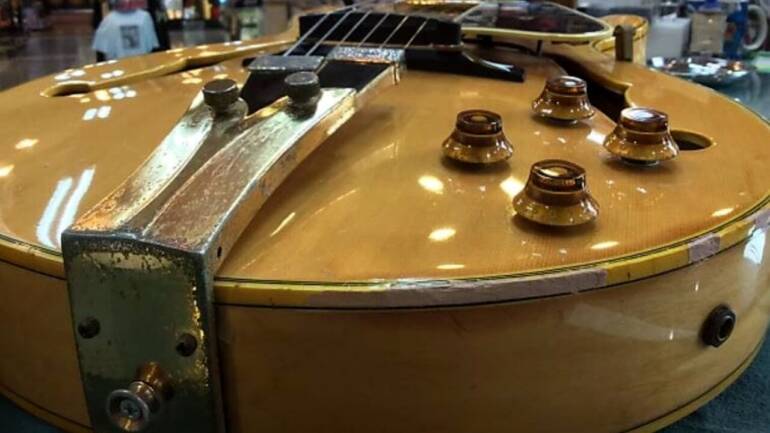 Caserta, dopo 11 anni ritrova chitarra rubata: era in vendita su sito